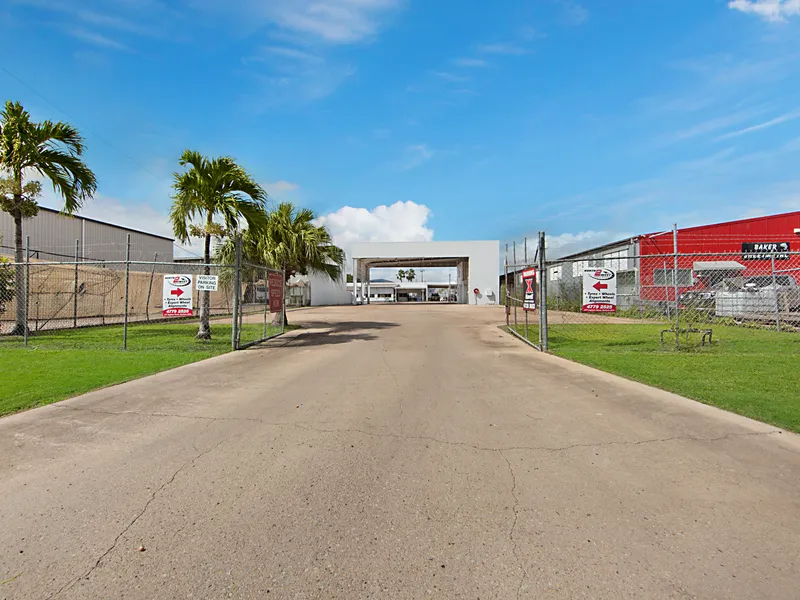PRIME SOUGHT AFTER LOCATION ONLY MINUTES TO THE AIRPORT,CBD AND ALL MAJOR ROADWAYS. 1012m2 INDUSTRIAL SITE