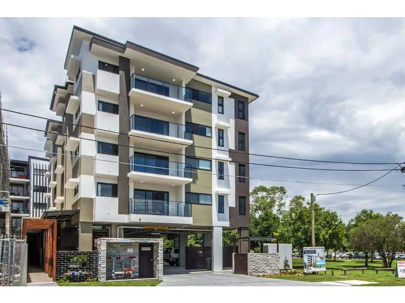 LARGE EXECUTIVE PARKSIDE LIVING