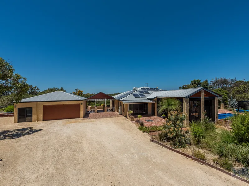 Superb 4x2 Family home with Pool on 2.6 acres