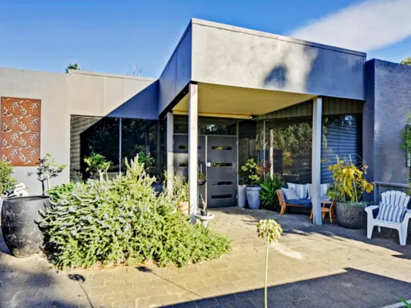 Beautiful and cozy house with big yard, only 2mins’ walk to Seven Mile Beach and 8mins’ drive to the airport!