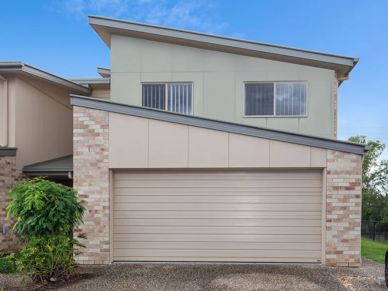 Extra large townhouse in sought after complex!