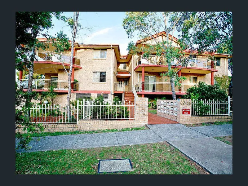 2 bedroom unit close to shops and station