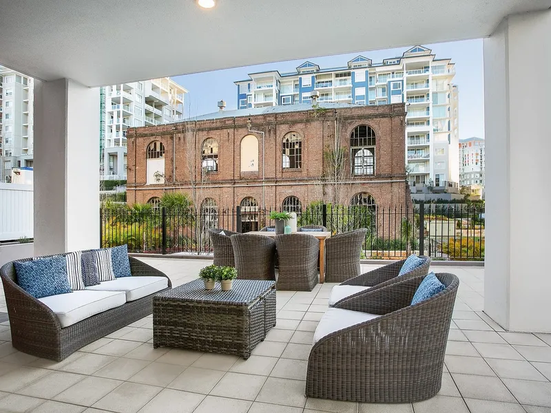 Peaceful courtyard apartment - freshly painted and floorboards throughout