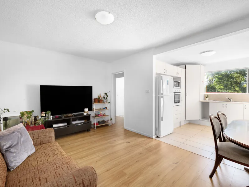 This ground floor apartment offers outstanding walk-to-everywhere convenience