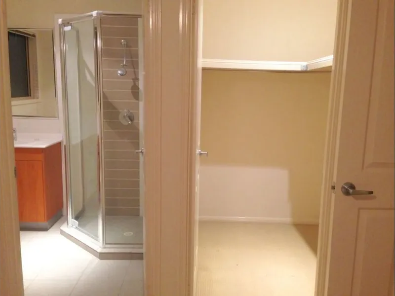 Modern Home Close Bus and Train Stop - Be Quick!