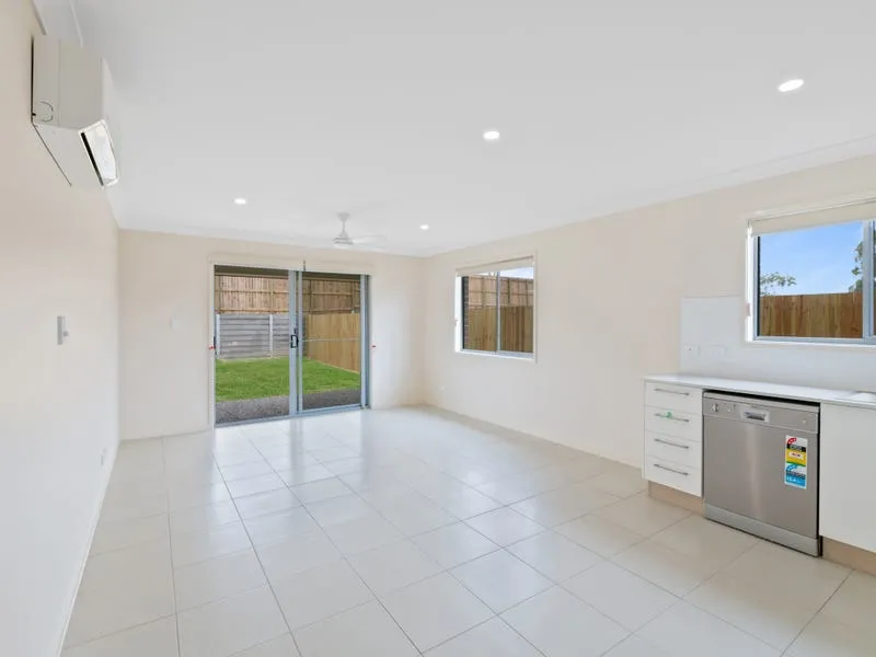 NEAR NEW 2 BED DUPLEX - 2 AIR CONS, HUGE YARD, CLOSE TO SHOPS AND TRANSPORT