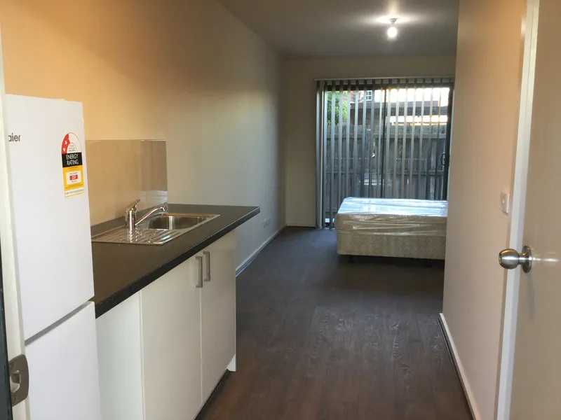 STUDIO - WALK TO PAKENHAM STATION & SHOPS