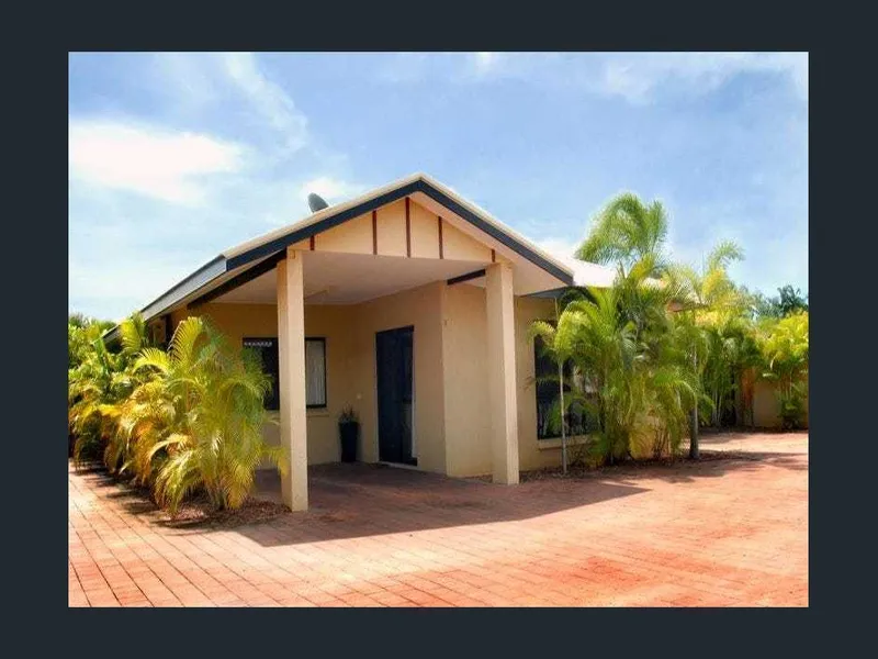 SPACIOUS GROUND LEVEL APARTMENT, WITH PRIVATE COURTYARD!