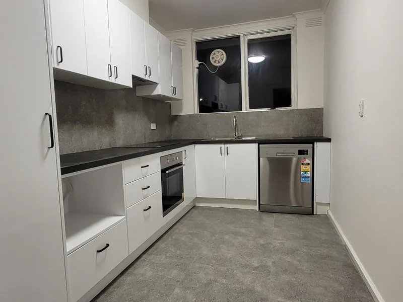 Newly renovated 2 bedroom apartment, a stone’s throw from the heart of Sunshine.