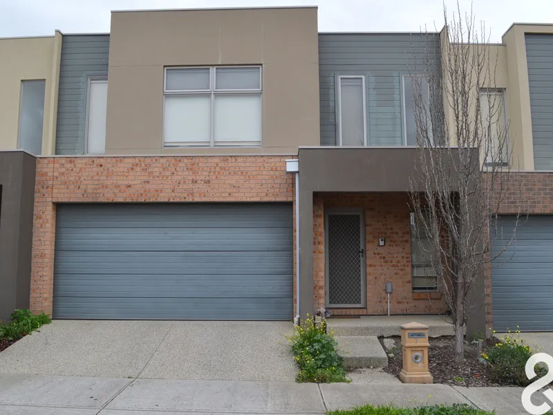 STUNNING & SPACIOUS TOWNHOUSE