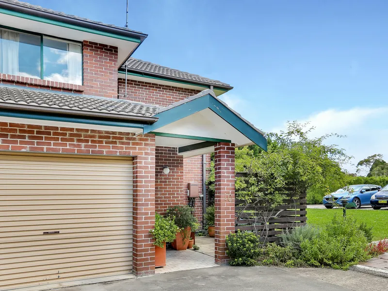 SPACIOUS LIVING WITH LOCATION AND VIEWS