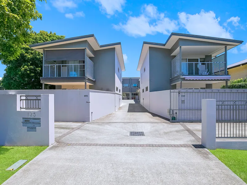 FABULOUS HOME + ALL BELLS & WHISTLES, 300M TO THE BEACH