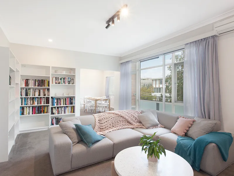SPACIOUS TWO BEDROOM APARTMENT WITH LOCK UP GARAGE! | HODGES CAULFIELD