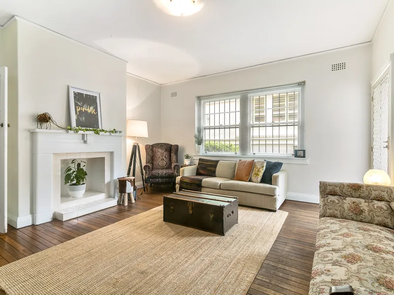 STYLISH APARTMENT WITH VILLAGE CONVENIENCE!