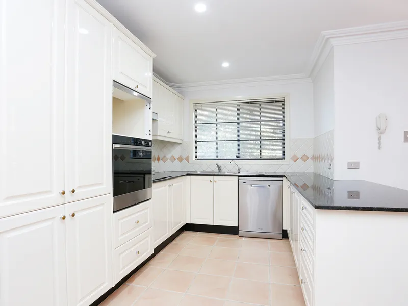 TOP FLOOR 2 BEDROOM APARTMENT FOR LEASE