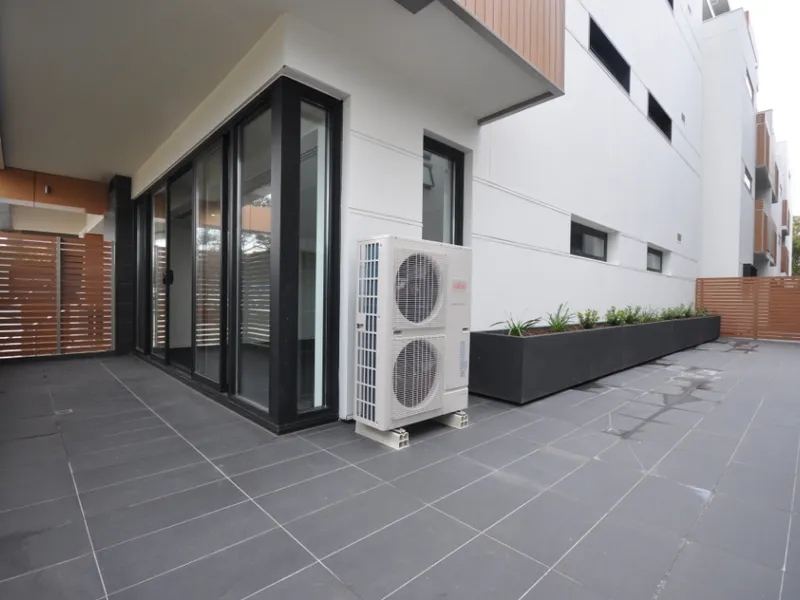 Oversized Courtyard on Ground Floor!