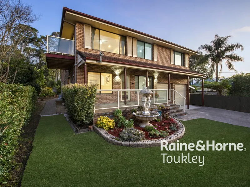Stunning Lake Views & Leafy Surrounds!
