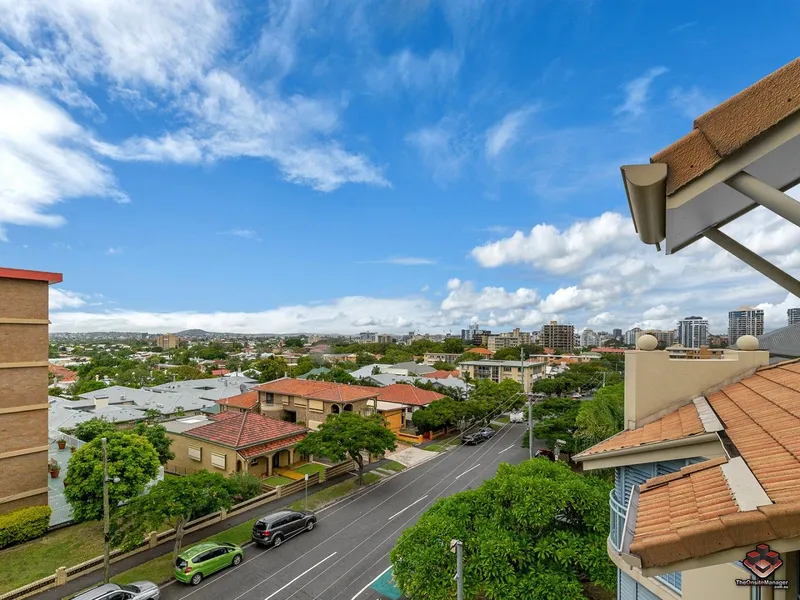 Fantastic Views - Top Floor Apartment in Resort Style Setting
