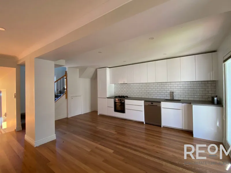 A Stunning 3 Bedroom Townhouse!