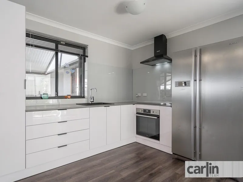 FRESHLY RENOVATED AND PAINTED - ENTERTAINERS DELIGHT ! 