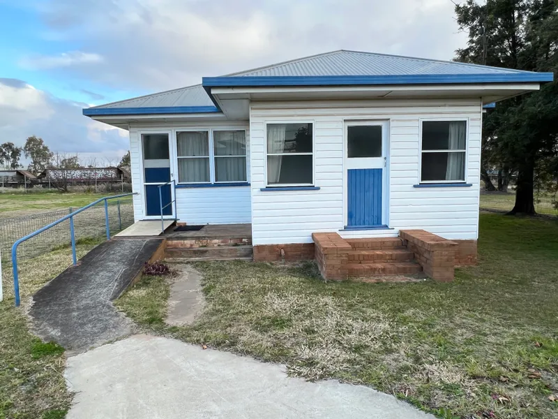 NEAT AS A PIN, IN THE HEART OF TOWN