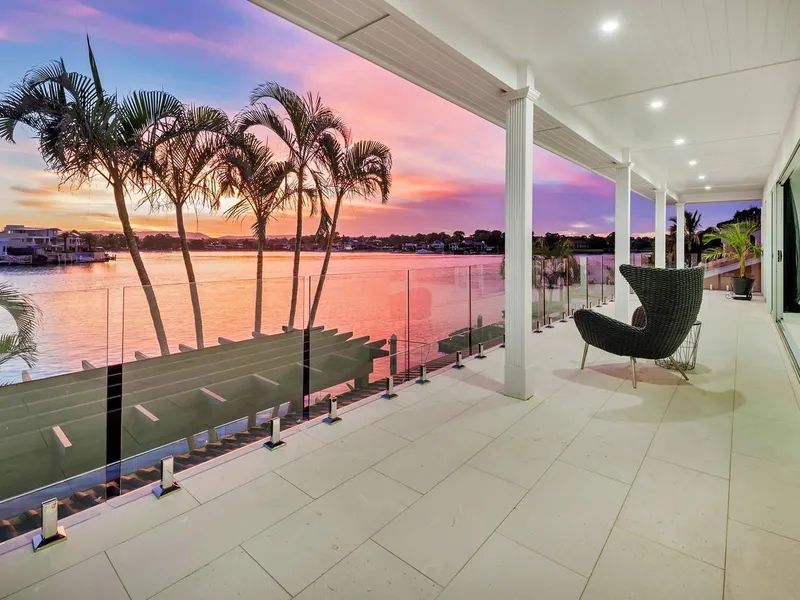 Stunning luxury home with a wide expanse to the Main River.