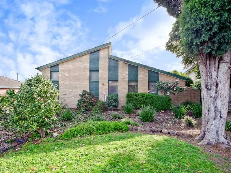 Location & Opportunity! Only minutes to Box Hill Hospital, TAFE and Central.
