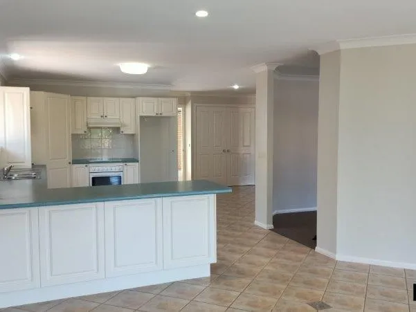 SPACIOUS FAMILY HOME INC STUDIO !