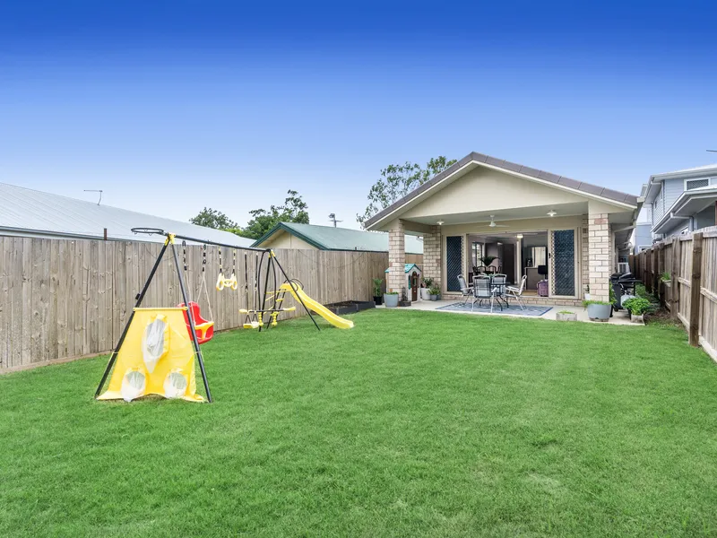 Near New Home Close to Shops, Schools and Transport