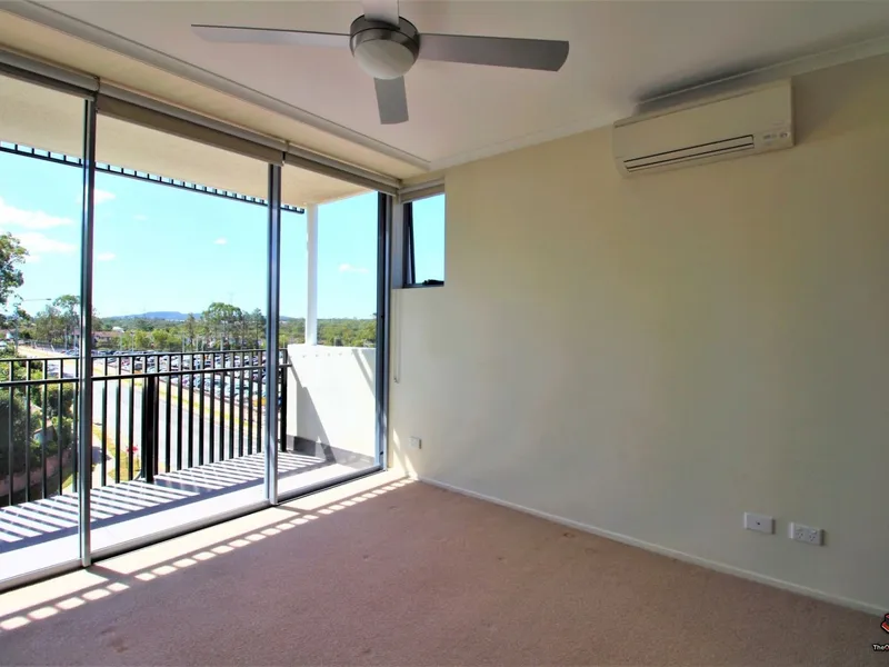Modern  Apartment! (Timber Flooring through out the unit )