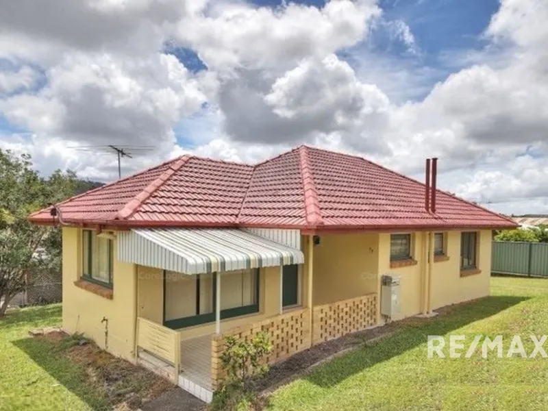 Classic Two bedroom home on Large corner Block - Mansfield Catchment
