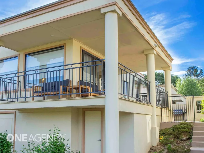 FULLY FURNISHED VILLA WITH VIEWS OF LAKE HUME!