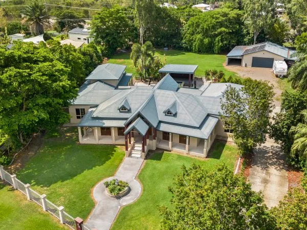 EXTRA LARGE EXECUTIVE/FAMILY HOME ON ACREAGE