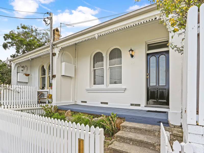 Charming Victorian Terrace with Water Views