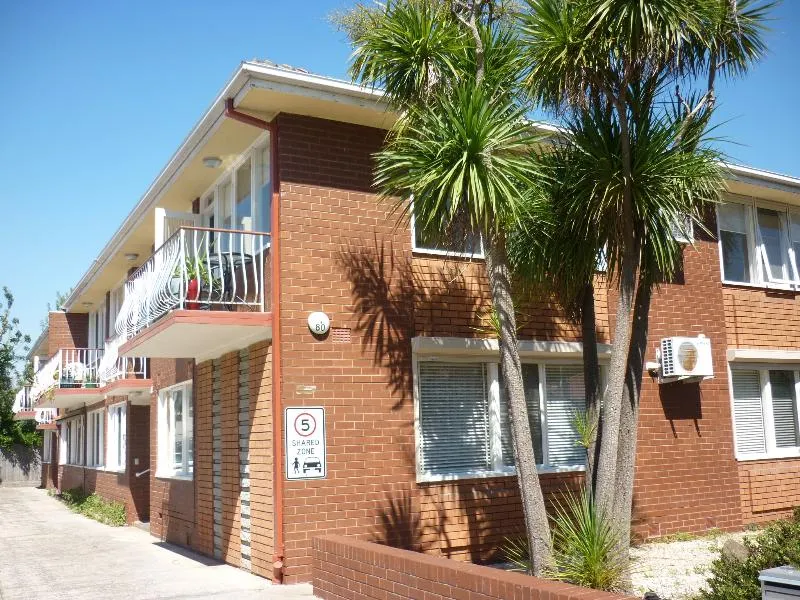 GROUND FLOOR FLAT WITH PRIVATE COURTYARD AND CARSPACE