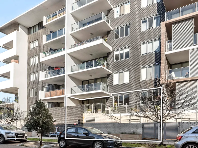 Low-care style in a modern courtyard apartment