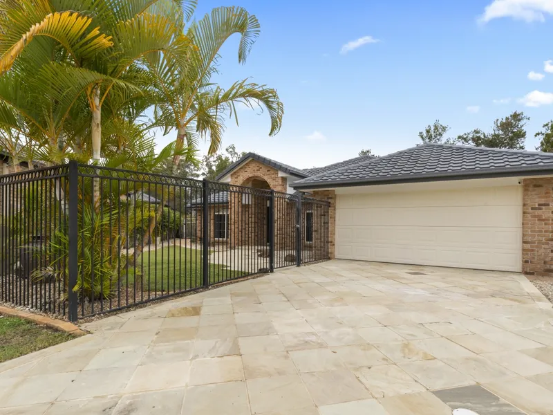 SINGLE LEVEL RESIDENCE - GOLF COURSE FRONTAGE