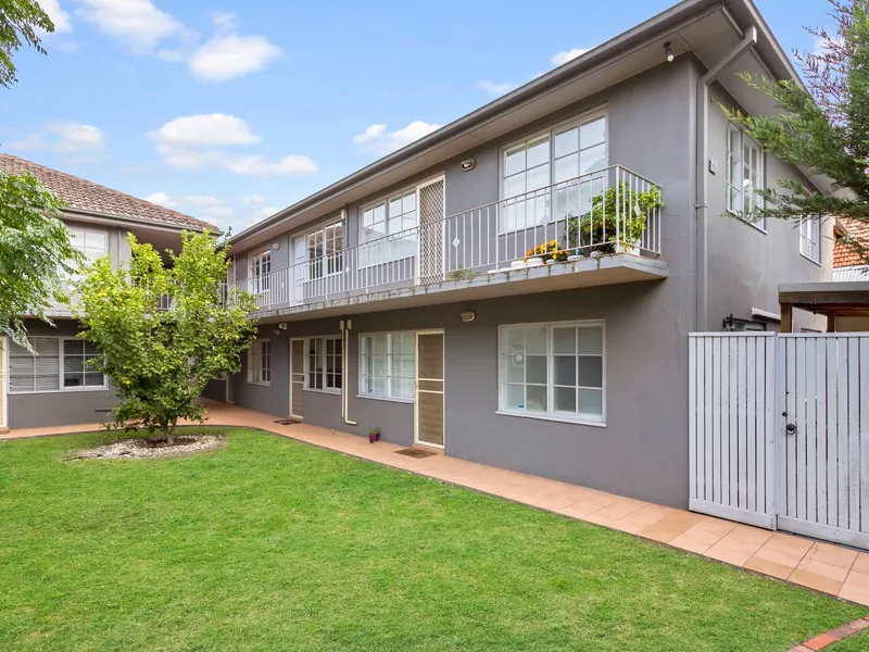 COMFORT TWO-BEDROOM APARTMENT CLOSE TO MURRUMBEENA STATION