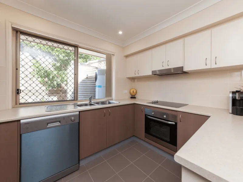 Three bedrooms townhouse with a double garage in a family friendly compex with a pool - be quick! Avalable now.