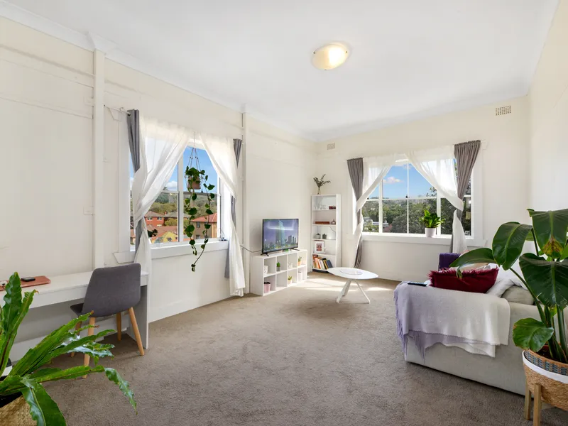 Spacious Top Floor Apartment Footsteps To The Beach