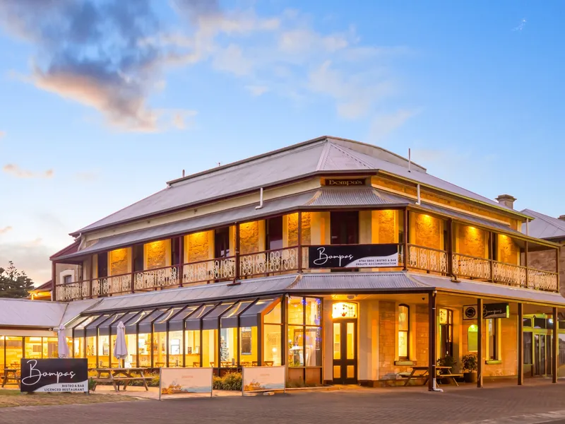 Luxurious and Lucrative Beachfront Accomodation and Restaurant Venture