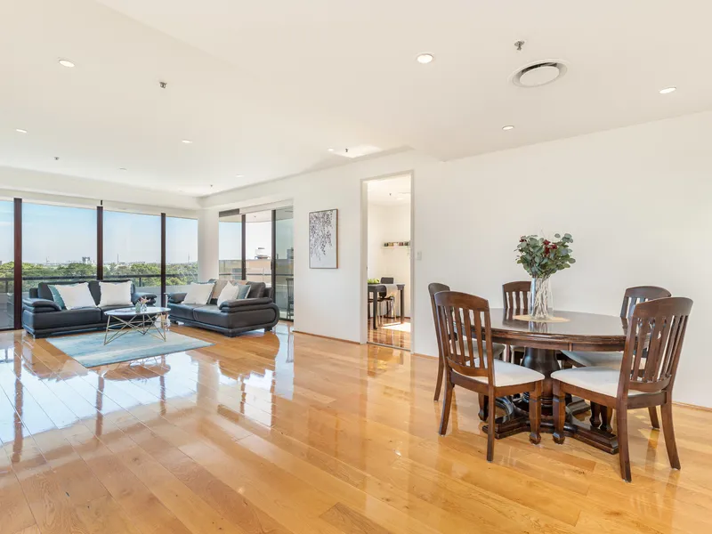 ‘Sky Apartments’ – Spectacular Bay and Albert Park Lake View