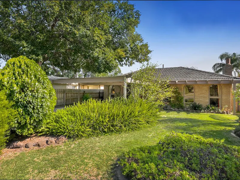 LARGE FAMILY HOME IN GREAT LOCATION!