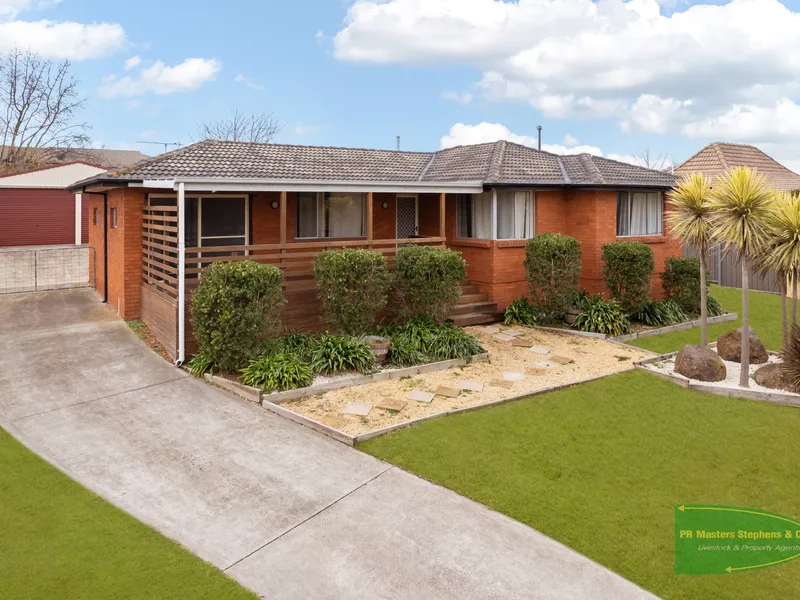 16 Torrens St Blayney