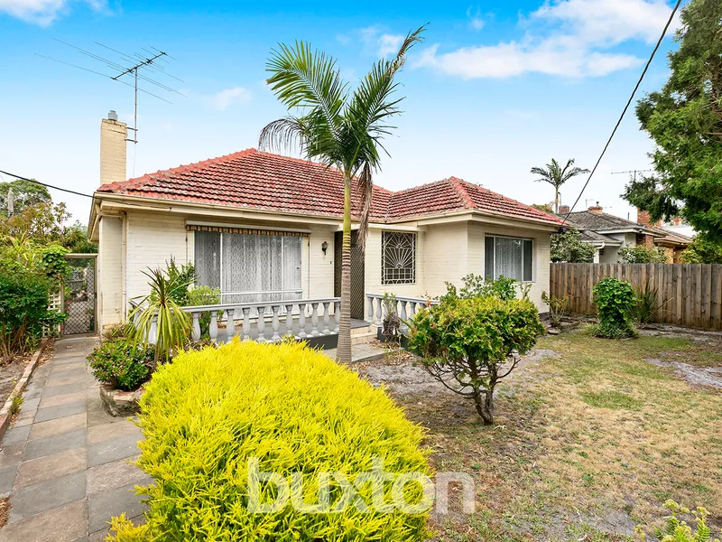 FOUR BEDROOM FAMILY HOME LOCATED BEACHSIDE OF HIGHWAY