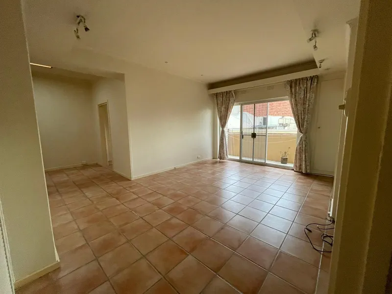 Stunning Old Style Unit in Outstanding Location