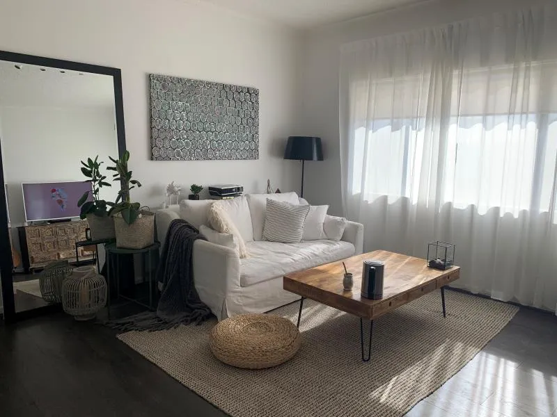 UPGRADED SUNBATHED APARTMENT