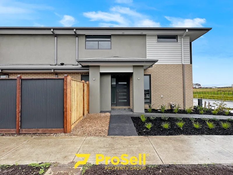 BRAND NEW FAMILY HOME opposite Clyde Secondary College