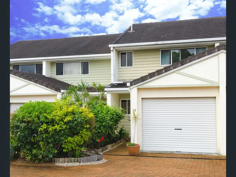 Spacious Townhouse in Birkdale