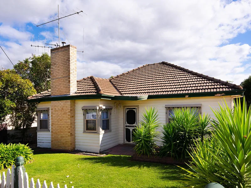 RENTAL or REDEVELOP? 3 BEDROOM HOME SITTING ON 582m2 - ONLY 2 BLOCKS FROM BENDIGO HOSPITAL